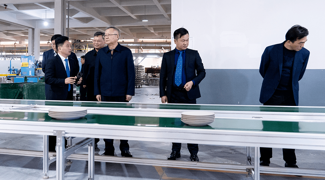 湖南省政易倍体育 EMC易倍协组成员、副秘书长龚文密来华联瓷业考察(图2)