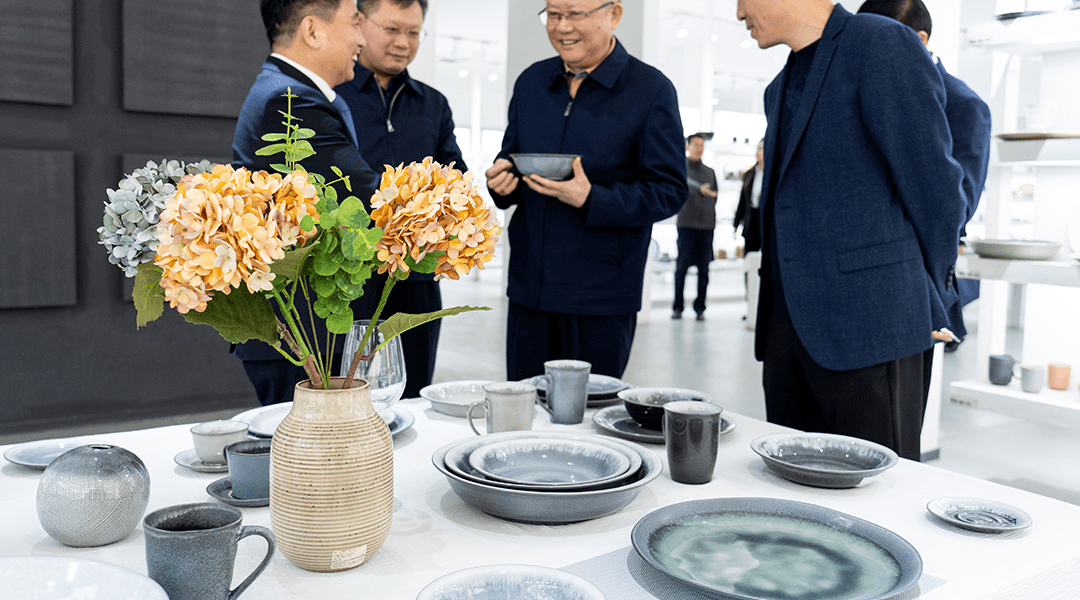 湖南省政易倍体育 EMC易倍协组成员、副秘书长龚文密来华联瓷业考察(图3)