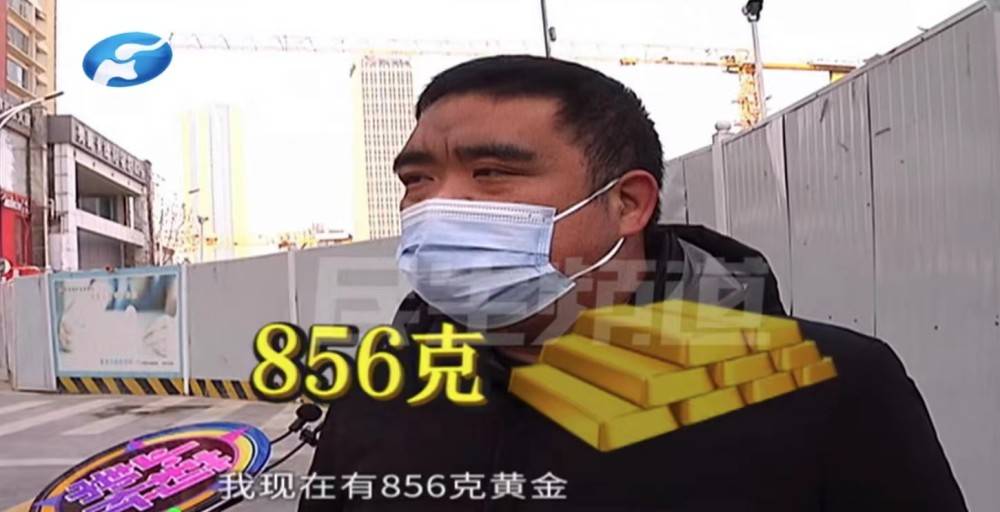 EMC体育 EMC易倍体育河南郑州：男子在金店预存856克黄金取不出。店家建议兑换成钻石(图1)