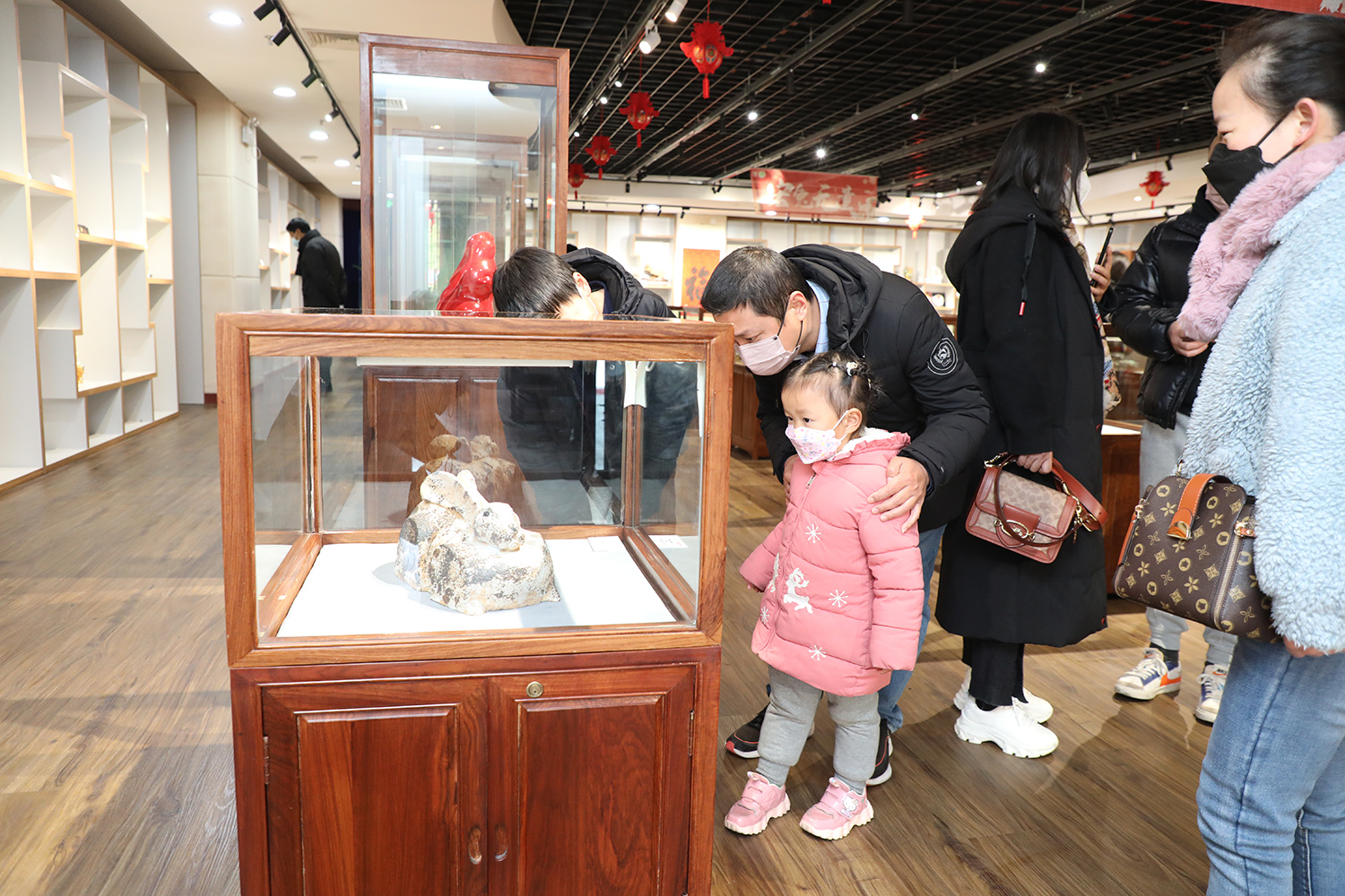 “金兔迎春”！第八届中国历代陶瓷雕塑生肖主题系列展在上海梅国建陶瓷艺术馆开易倍体育 EMC易倍幕(图6)